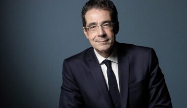 Darius Rochebin au «20 Heures» de France 2 ? «Il semble qu’il ait bel et bien fermé la porte»