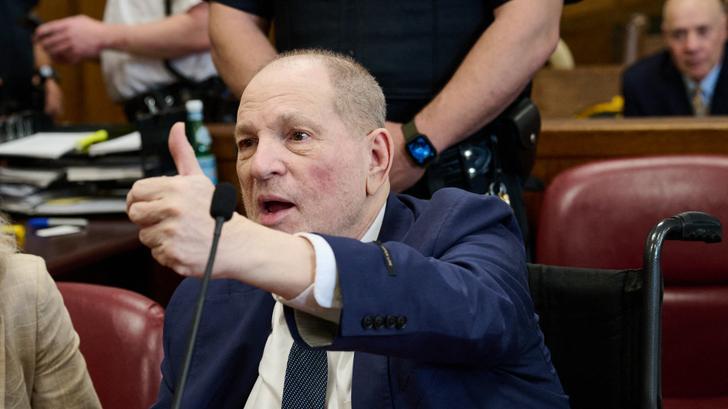 L’ancien producteur de cinéma Harvey Weinstein comparaît devant le tribunal pour son nouveau procès alors que le jury délibère au tribunal pénal de Manhattan, le 11 juin 2025, à New York.