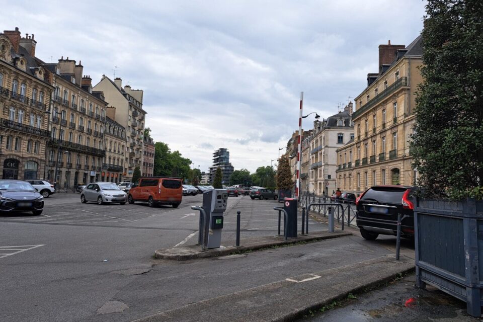 Avant la démolition du parking Vilaine, les barrières, borne de paiement et kiosque vont être retirées dès septembre 2025.