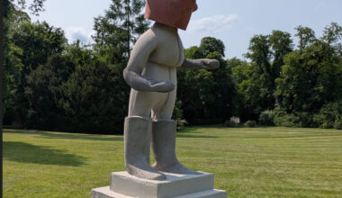 trois statues contemporaines dégradées dans le jardin du château