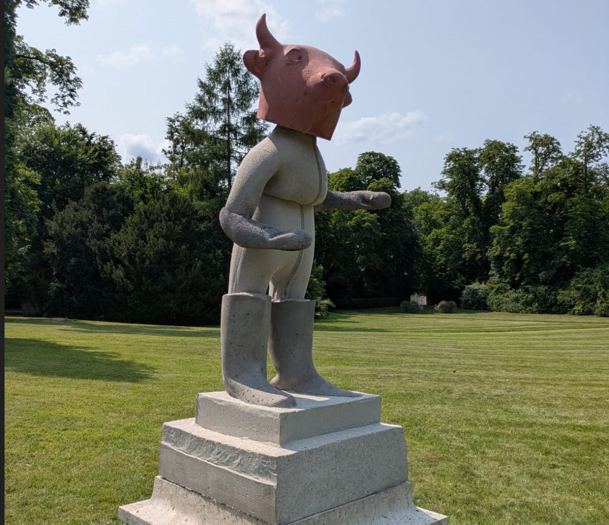 trois statues contemporaines dégradées dans le jardin du château