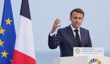 à Nice, Emmanuel Macron félicite les forces de l’ordre mobilisées pour le sommet de l’océan