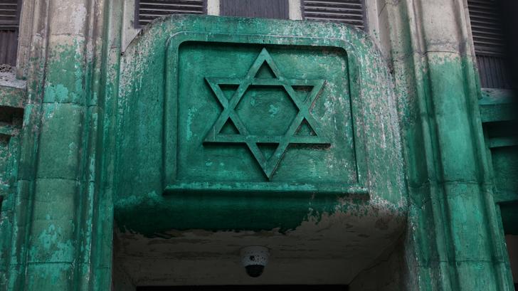 Cette photo montre de la peinture verte projetée sur les murs de la synagogue Agoudas Hakehilos à Paris, le 31 mai 2025. Trois ressortissants étrangers ont été interpellés ce lundi 2 juin.