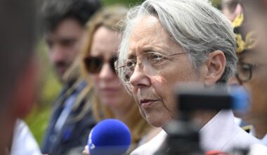 Élisabeth Borne annonce une minute de silence dans tous les établissements scolaires jeudi midi