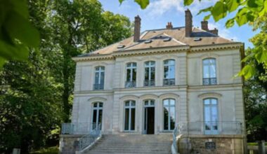 La "villa en dehors de Paris" de Karl Lagerfeld vendue aux enchères notariales