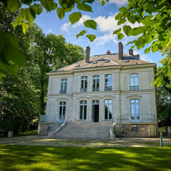 La "villa en dehors de Paris" de Karl Lagerfeld vendue aux enchères notariales