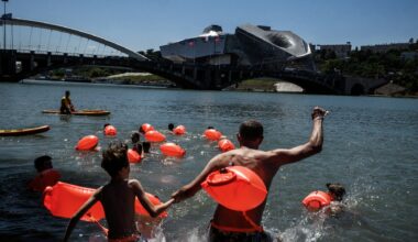 En pleine canicule, les Lyonnais s'offrent une "baignade dérivante" sur le Rhône