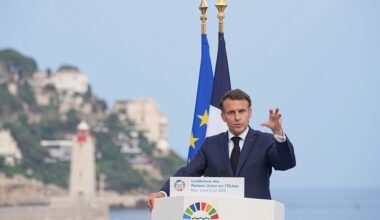 Emmanuel Macron dénonce un "scandale" et une "honte"