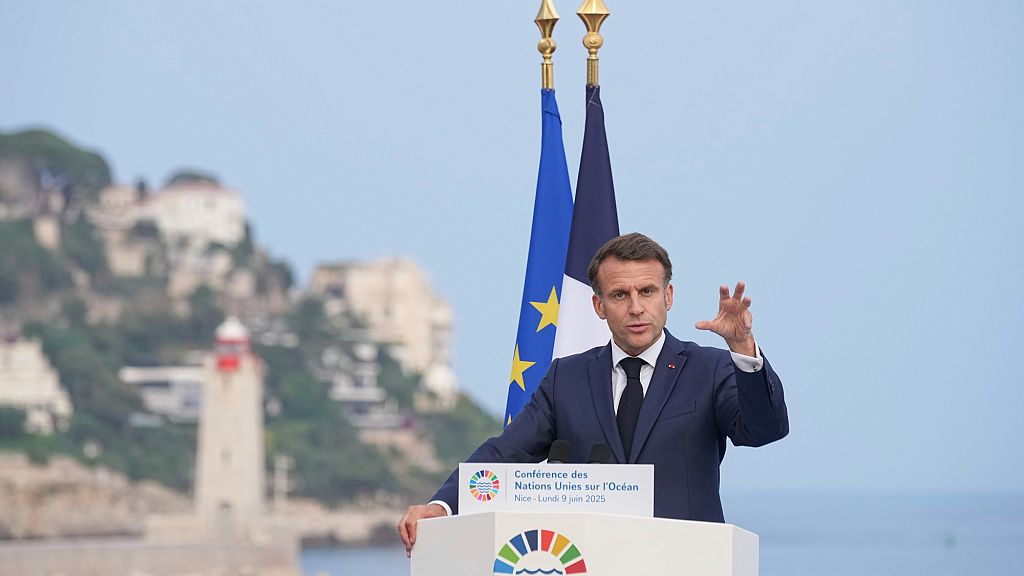 Emmanuel Macron dénonce un "scandale" et une "honte"