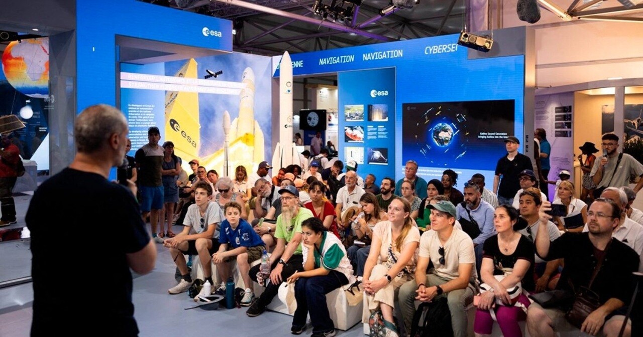 des jeunes se rendent à Paris, au Salon international du Bourget