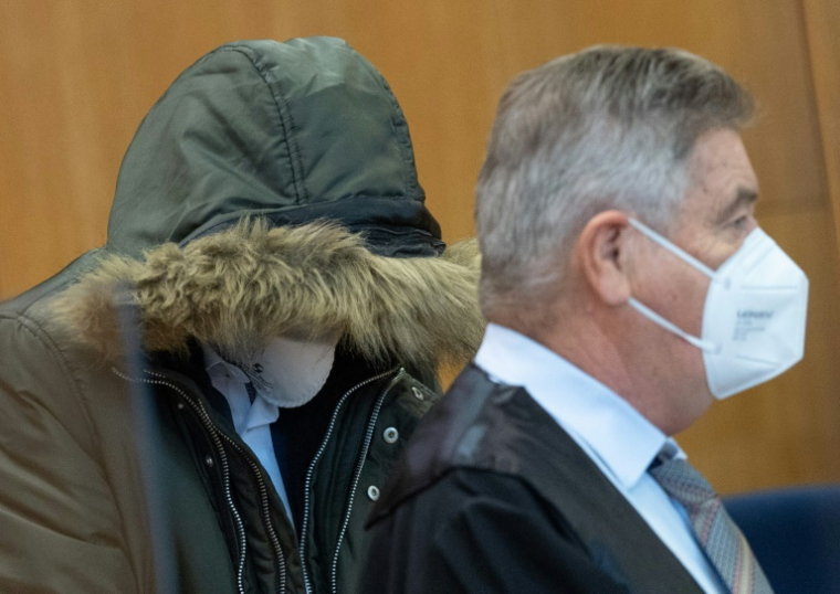 Alaa Moussa (G), un médecin syrien accusé de crimes contre l'humanité, le 19 janvier 2022 à Francfort ( POOL / Boris Roessler )
