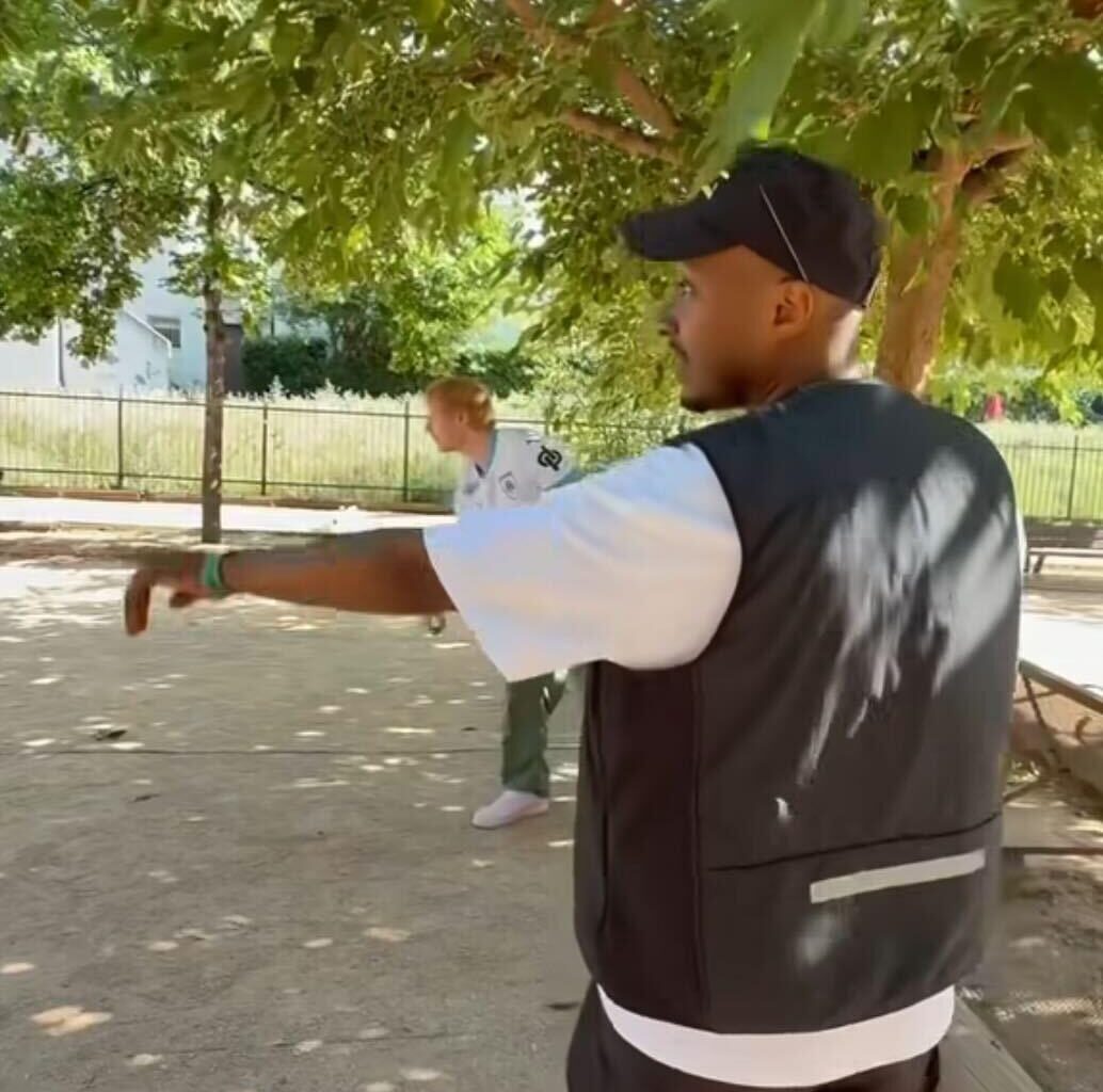 Soprano a fait visiter Marseille à Ed Sheeran, et ils ont évidemment joué à la pétanque