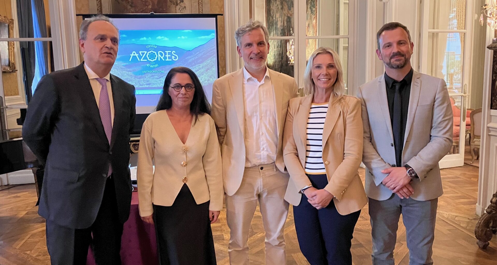 Lionel Rabiet (EDV), entouré par  Francisco Ribeiro de Menezes (ambassadeur), Delphine de Castro (Sata), Maria Joao Gouveia (Açores) et Jean-PIerre Pinheiro (office de tourisme du Portugal).(c).T.Beaurepère