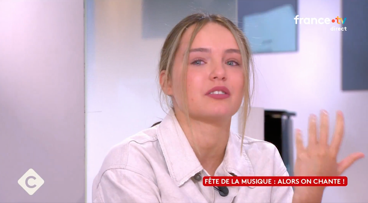 Submergée par l’émotion et les souvenirs, Mallory Wanecque, l’actrice de L’Amour ouf, fond en larmes dans "C à vous"