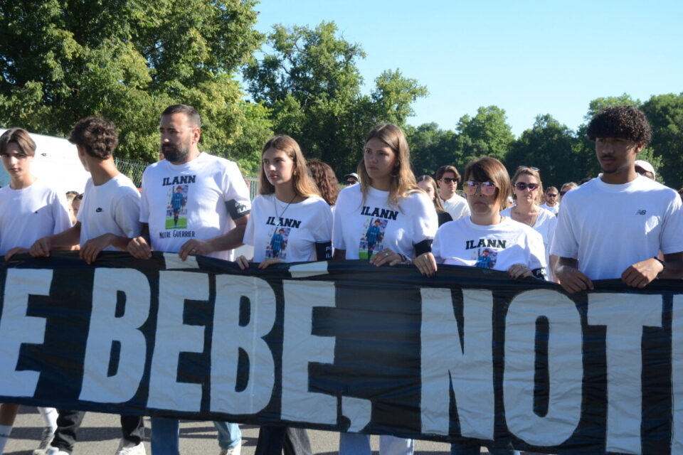 Sébastien et Virginie, les parents d'Ilann, avec leurs deux filles, lors de la marche blanche, à Villenave d'Ornon.