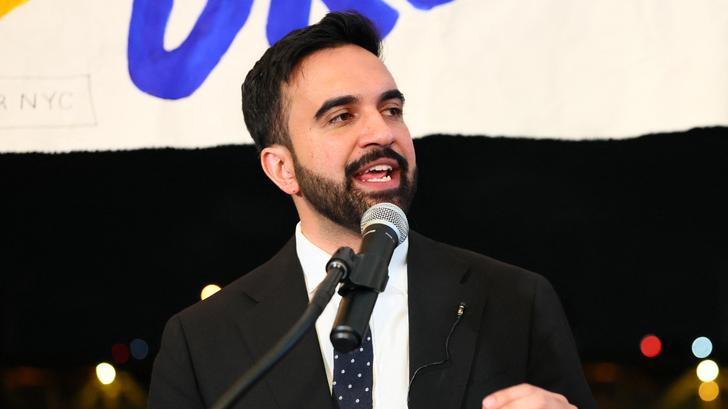 Le candidat à la mairie de New York Zohran Mamdani s’adresse à ses partisans lors d’une soirée électorale dans l’arrondissement de Queens, à New York, le 24 juin 2025.