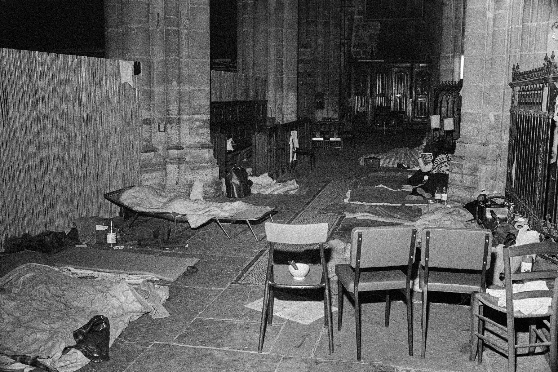 Des travailleuses du sexe occupent l'église de Saint-Nizier à Lyon pour protester contre l'attitude répressive de la police à leur égard, le 6 juin 1975