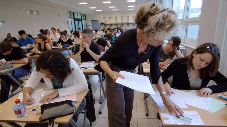 Un professeur distribue à des lycéens les sujets du baccalauréat de philosophie, le 11 juin 2007 au lycée Malherbe de Caen. AFP PHOTO MYCHELE DANIAU (Photo by MYCHELE DANIAU / AFP)