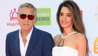 Col halter et robe fendue, l’apparition sensuelle et immaculée d’Amal Clooney