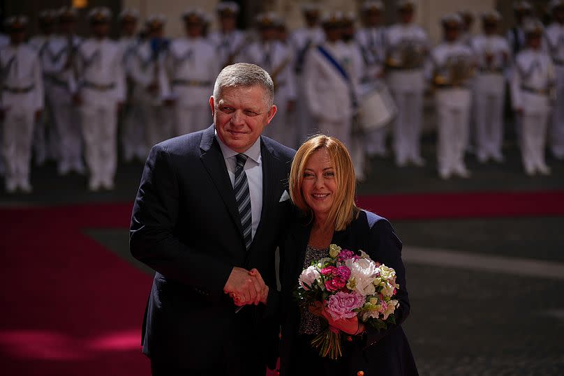 Le Premier ministre slovaque Robert Fico et la Première ministre italienne Giorgia Meloni dans la cour du Palazzo Chigi à Rome, le mardi 3 juin 2025