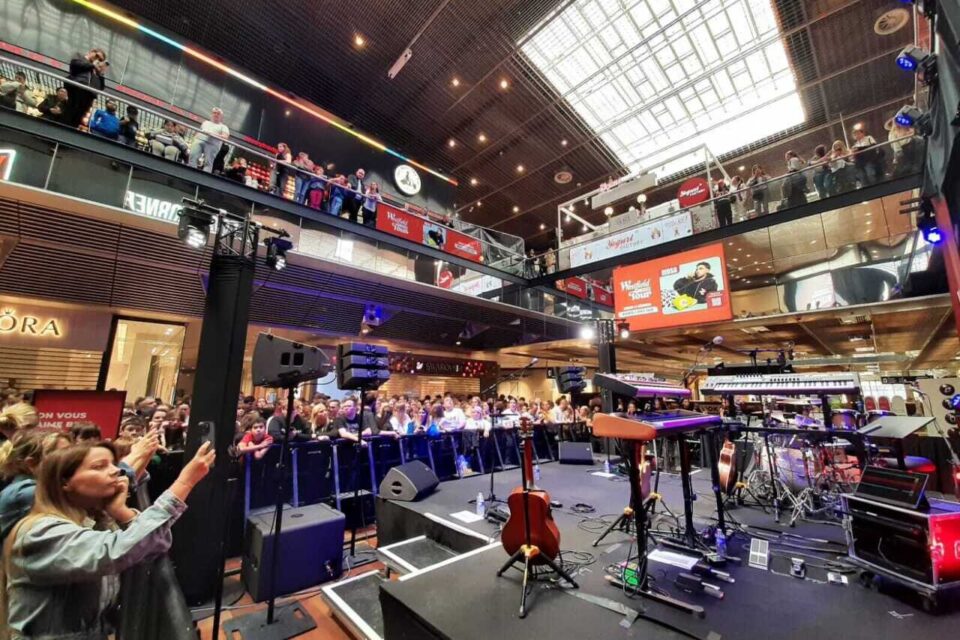 Malgré la demi-heure de retard avec la montée sur scène, le public, multigénérationnel, n'a pas été déçu. C'est un show à la hauteur qu'a livré le chanteur de 34 ans.