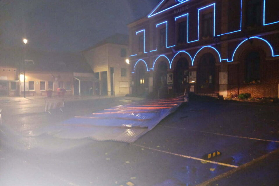 L'un des morceaux du toit de la salle Guignol de Charleval (Eure) a été arraché, puis s'est écrasé devant la mairie, mercredi 25 juin 2025.