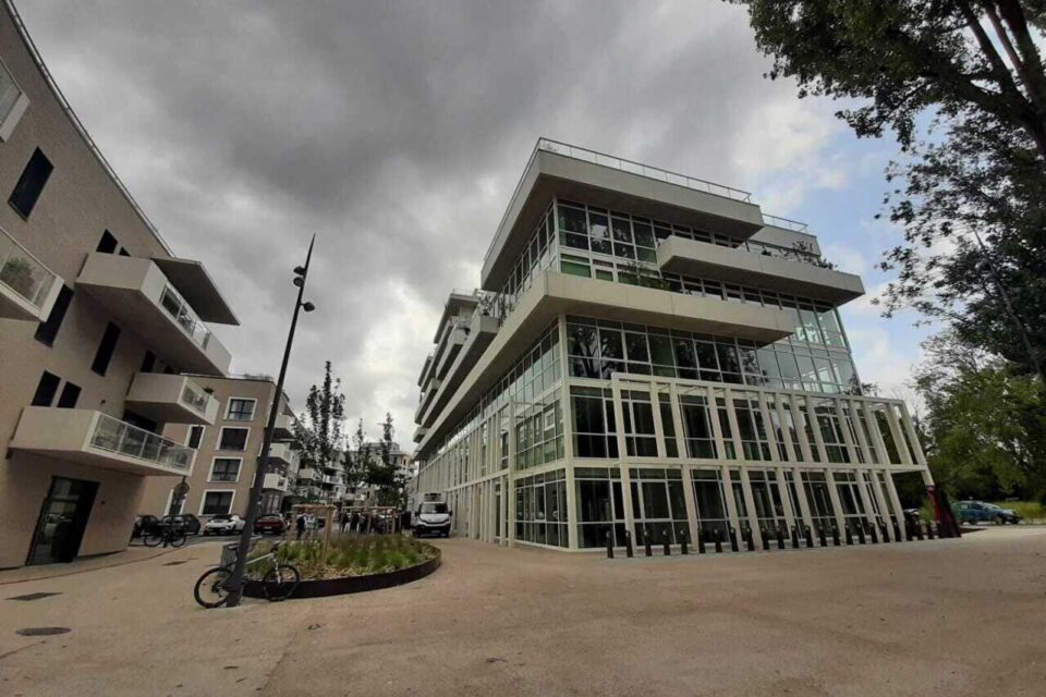Après 8 ans d'intense réflexion et de travaux, Sensorium a été inauguré le 6 juin 2025. C'est une cité aux portes de La Madeleine, qui aura, à terme, deux commerces et a déjà une crèche.
_
