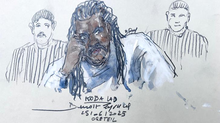 Ce croquis réalisé le 25 juin 2025 montre le rappeur français Koba LaD lors de son procès pour homicide involontaire au tribunal de Créteil, en banlieue parisienne.