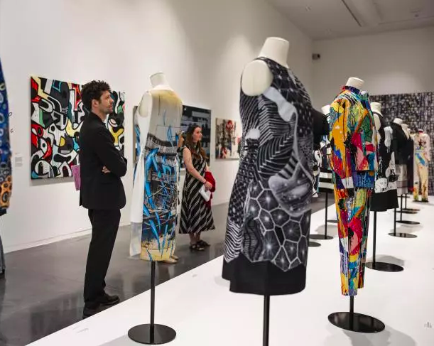Des visiteurs de l'exposition 'On aime le graff !!' de la créatrice de mode française Agnès Trouble, également connue pour sa marque de mode 'Agnes b.', au musée 'La Piscine' à Roubaix, le 26 juin 2025 dans le Nord.