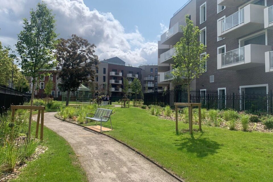 Les occupants des logements, comme les promeneurs, peuvent profiter d'un jardin public. Au total, 135 logements peuplent Sensorium, dont 41 logements sociaux.