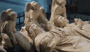 les mystérieux ossements de 3 individus découverts dans la tombe du dernier duc de Bretagne