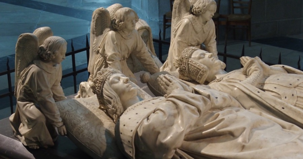 les mystérieux ossements de 3 individus découverts dans la tombe du dernier duc de Bretagne