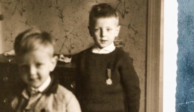 « Polaroids du frère », de Grégoire Delacourt : l’un s’en sort, l’autre pas - Le Monde.fr