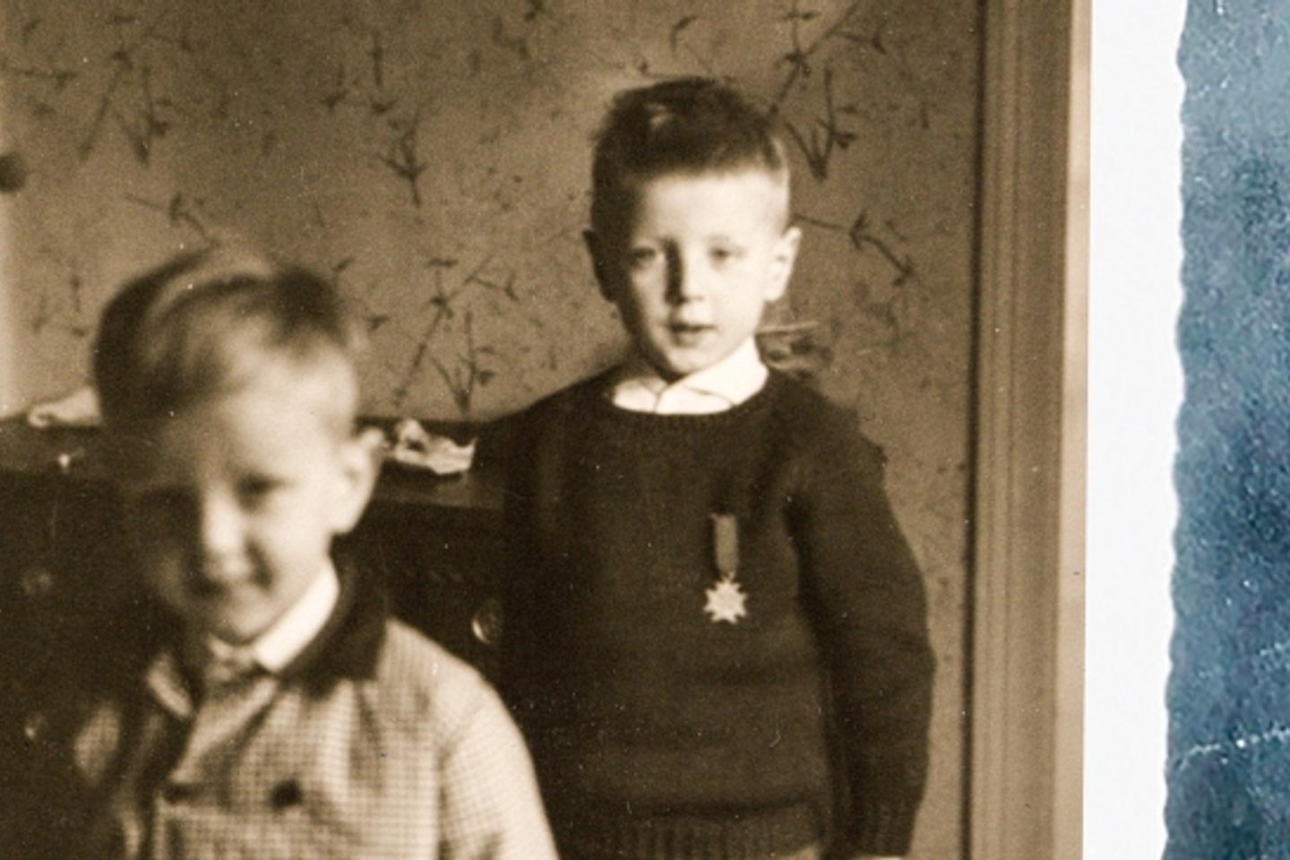 « Polaroids du frère », de Grégoire Delacourt : l’un s’en sort, l’autre pas - Le Monde.fr