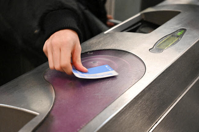 Une borne de validation de Pass Navigo.