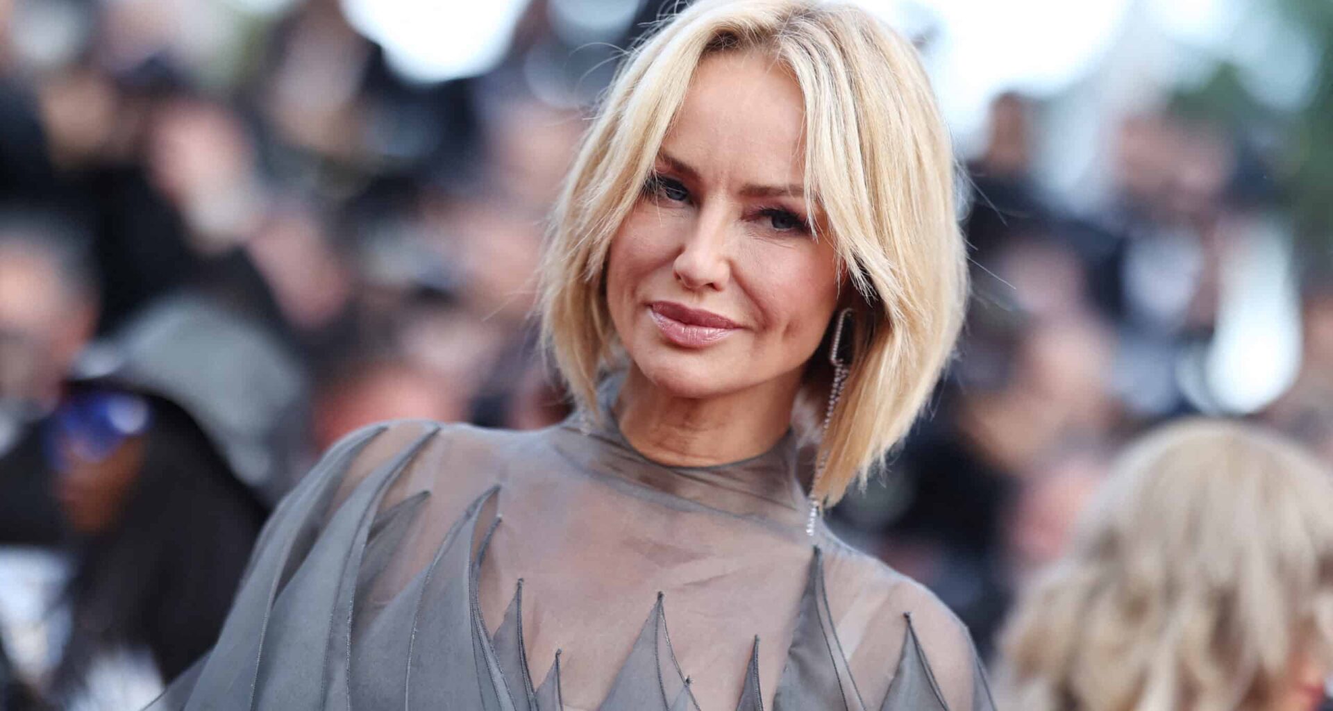 Adriana Karembeu, victime d’un saccage, publie une photo impressionnante de sa chambre