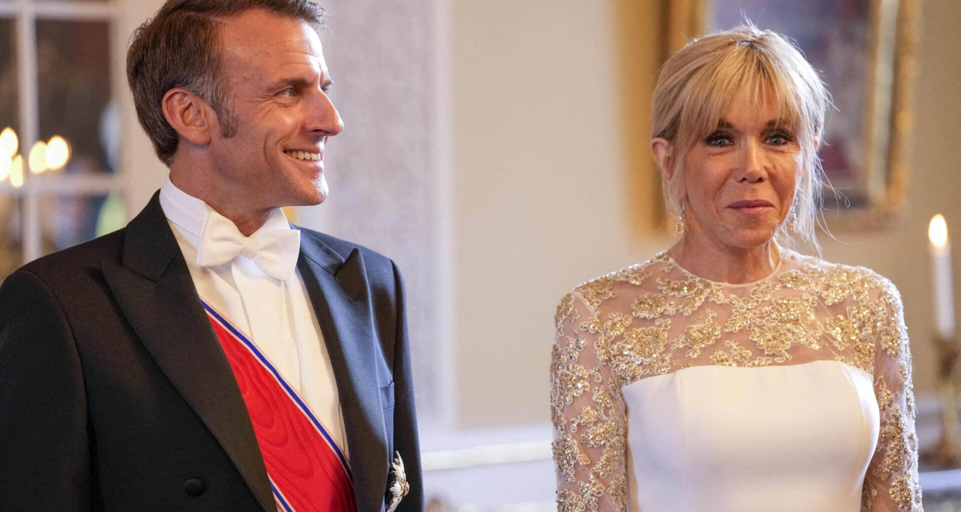 Brigitte Macron fait sensation : cette robe dentelle blanche qui fait beaucoup parler