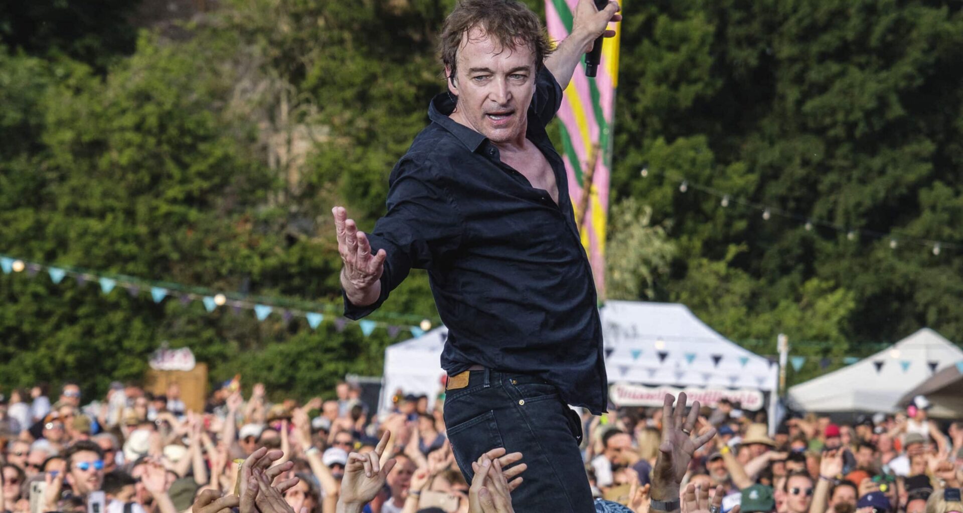 Cali : le chanteur saute sur une fan, elle est transportée aux urgences