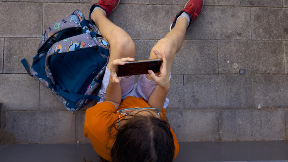 Partout en Europe, les parents se mobilisent pour que la vie sans smartphone soit la norme pour les enfants de moins de 14 ans.