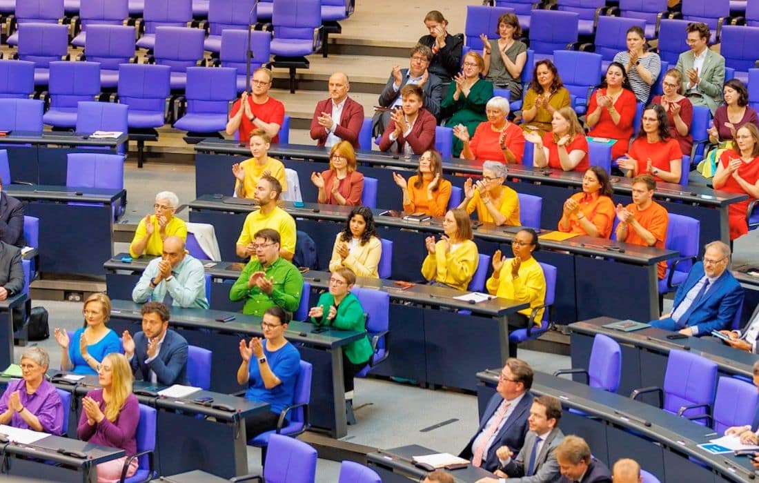Allemagne : au Bundestag, les députés écologistes forment un arc-en-ciel humain pour défendre la visibilité LGBTQ+