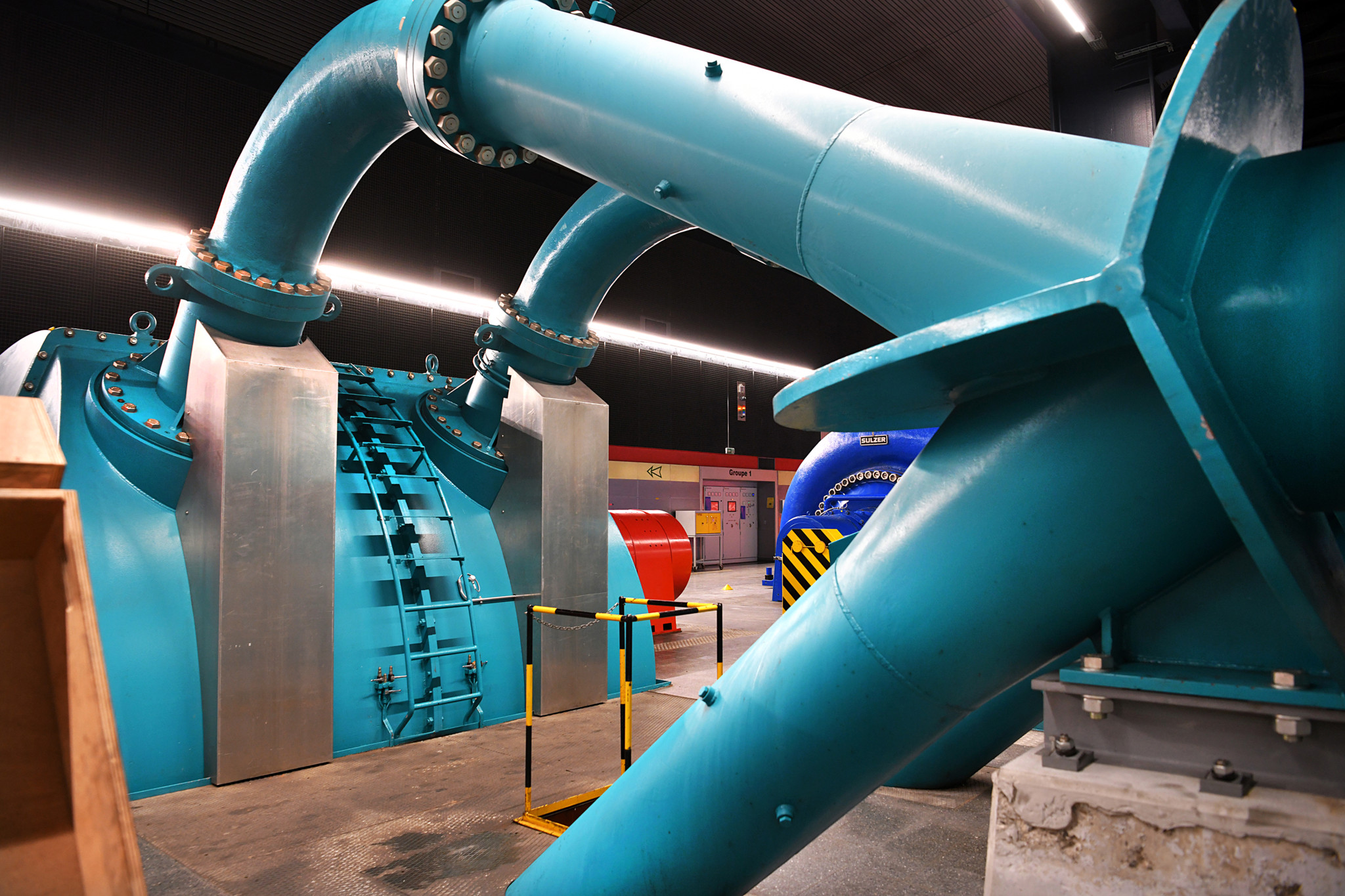 Tuyaux géants colorés dans la centrale hydroélectrique souterraine de Veytaux I, faisant partie des infrastructures de FMHL.