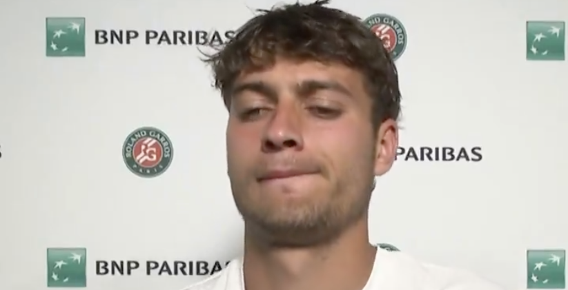 Roland Garros > Cobolli sur Zverev, qui l'a battu au 3e tour : "À la fin du match, il m'a serré dans ses bras comme un grand frère en me disant que je méritais ce que j'avais accompli ces dernières semaines et que je devais continuer comme ça"