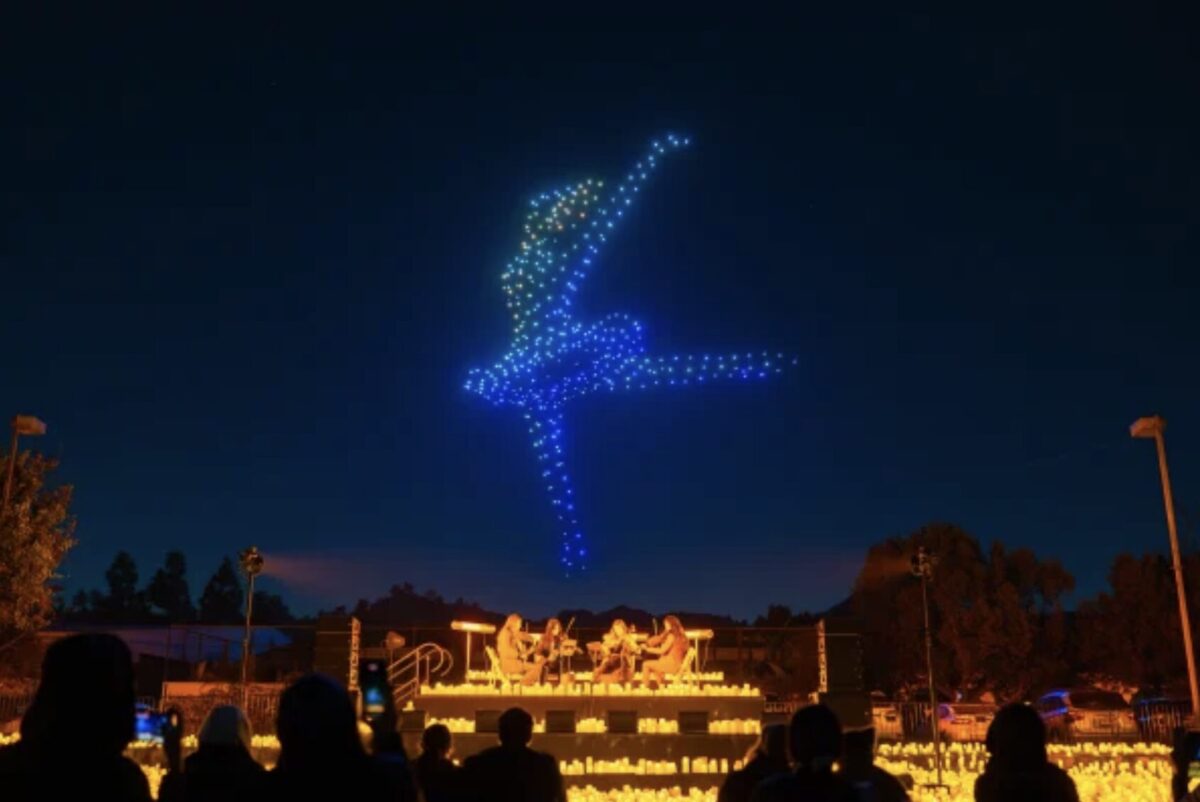 un spectacle de drones lumineux en juillet