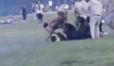 l’un est frappé avec un pieu de tente. VIDÉO