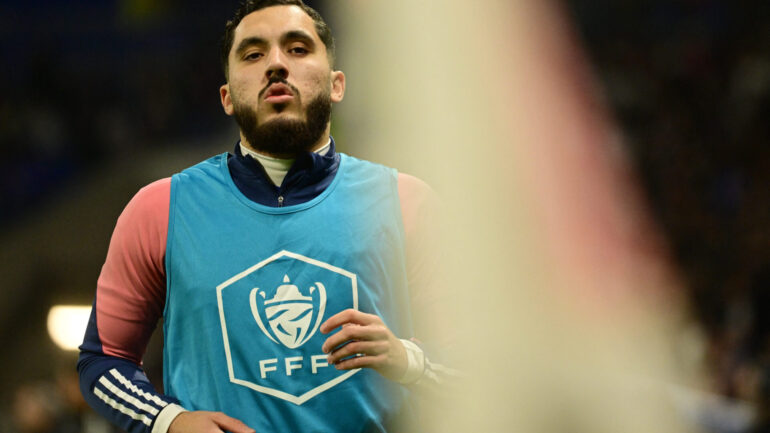 Rayan Cherki (OL) à l'échauffement