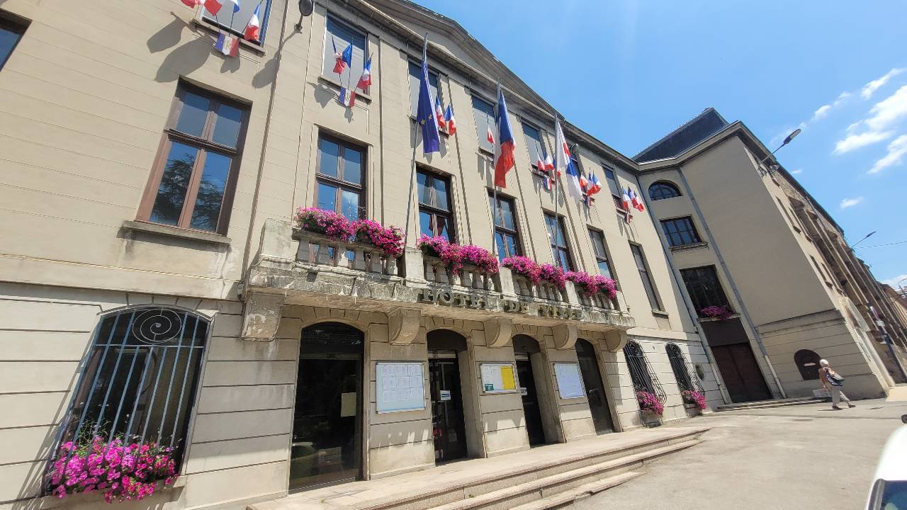 A Saint-Chamond, le maire et deux adjoints ripostent contre Isabelle Surply en portant plainte