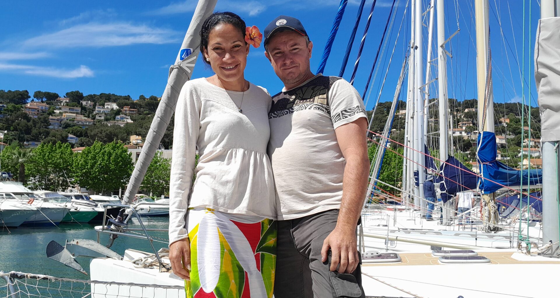 "On ne pourrait pas revivre dans une maison", on vous raconte la vie (pas comme les autres) de ce couple qui vit sur son bateau à Saint-Mandrier