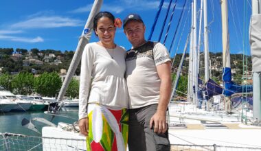 "On ne pourrait pas revivre dans une maison", on vous raconte la vie (pas comme les autres) de ce couple qui vit sur son bateau à Saint-Mandrier