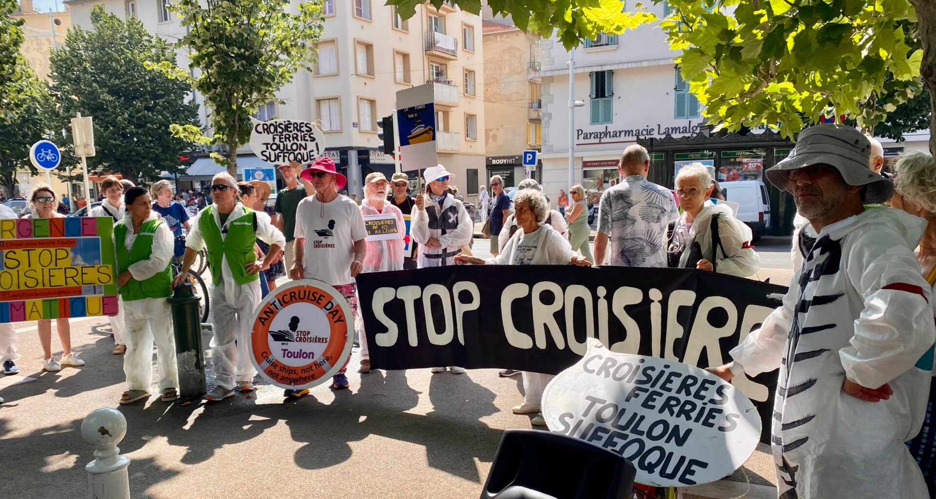 À Toulon, une marche pour dire "Stop à la pollution, stop aux croisières"