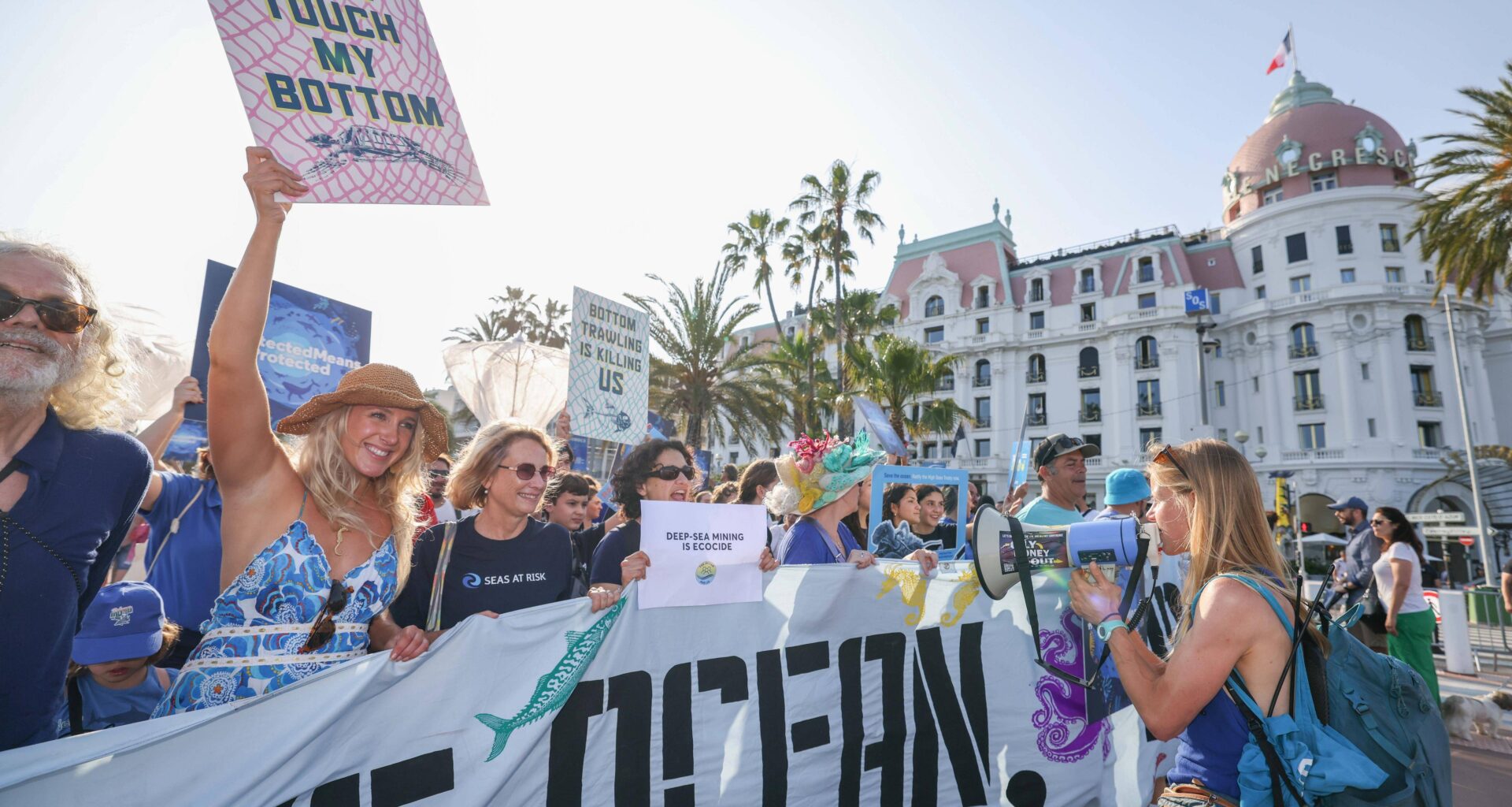 Une marche bleue réunit près de 1.000 manifestants à Nice, à l’avant-veille du sommet onusien de l’Océan